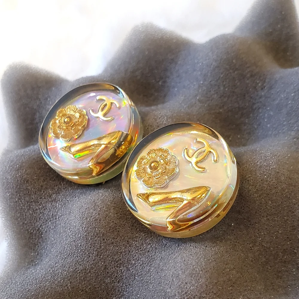 Chanel 1997 CC Gold Plated Resin Camellia Button Clip On Earrings - Picture 4 of 10